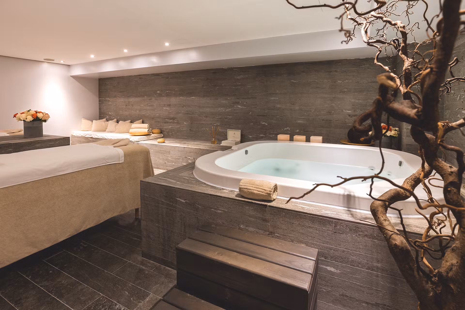 Jacuzzi in Shakhbout city 